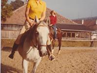 Mit Roxi, dem Lieblingspferd meiner Jugendzeit, einer weißen Stute natürlich!